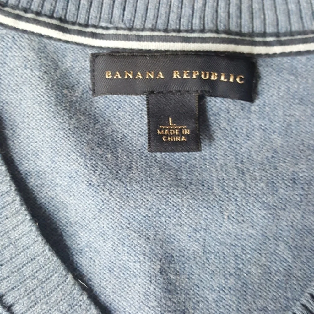 07:08 - Banana Republic V-neck Sweater